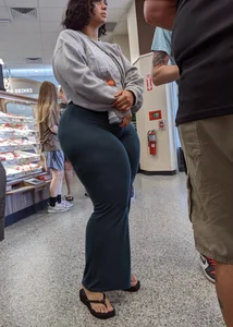 Thick curlyhead goddess in blue leggings