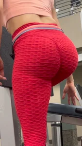 Epic candid gym babe working out in red textured leggings with an amazing ass
