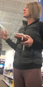 Skinny lady at Best Buy in tight leggings