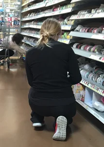 Blonde milf with a nice ass and vtl in leggings on her knees bending over