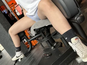 Nice legs in gym spread wide open