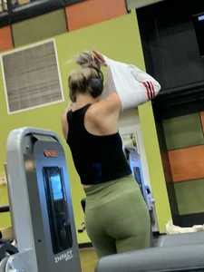 Girl working out with a nice ass in green leggings