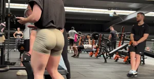 Thick ass white girl tight short at gym (Not OC)