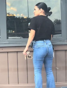 Petite Latina window washer BENDS for me  (OC)