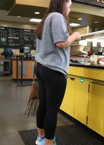 Big booty babe getting some food in leggings with vtl