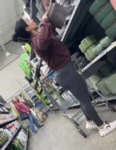 Latina milf looking good in her leggings