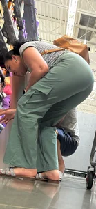Casual milf kept bending over w strong VPL‼️