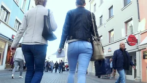 Candid tall blonde babe with a nice ass and vpl in tight jeans