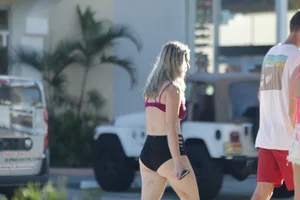 Florida beach and bikini girls