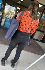 Super sexy fit milf with a big round ass in tight jeans