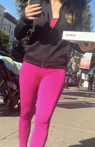 Jiggly Buttle butt in bright pink gym leggings