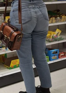 College dime piece + jeans friend bonus