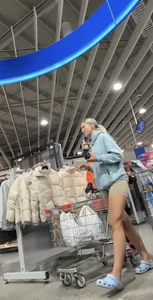 Blondie with skin color shorts and some milfs rocking the bubble butts today at the mall