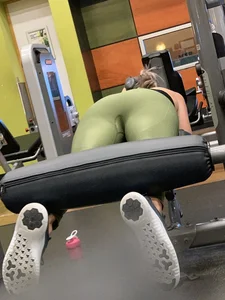 Girl working out with a nice ass in green leggings