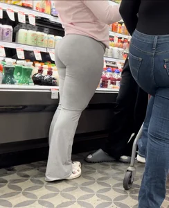 Latina :peach:Shopping with friends (OC)