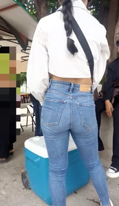 Petite Latina with standing buttocks in very tight pants💯