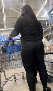 Pawg Mom with nice ass in spandex