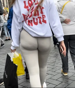 Hot bubblebutt with a jiggle in thight leggings