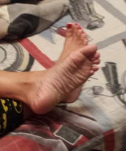 Feet of candid milfs