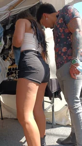 Teen resaltando sus ricos pezones con piercing