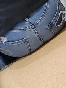 Teen booty in tight jeans