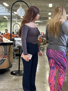 Short tight Latina cutie in flared legging