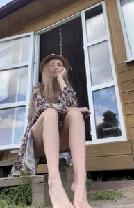 Leaked hot selfies of a girl with awesome long legs