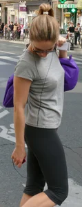 Skinny babe in leggings with some serious vpl