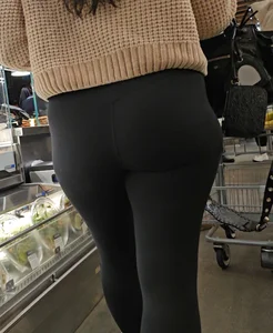 Fat ass bubble in black leggings. GIF.