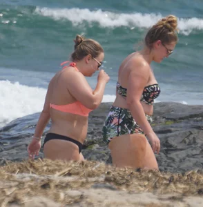 Thick and sexy bikini babe in black and peach bikini outfit