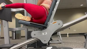 Epic candid gym babe working out in red textured leggings with an amazing ass