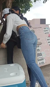 Petite Latina with standing buttocks in very tight pants💯