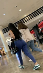 This absolute pear in her tight jeans (vpl visible) [OC]