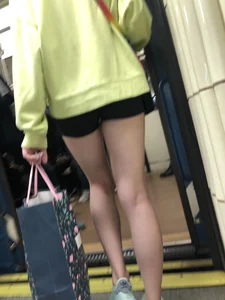 Hot subway candid girl in shorts with hot slim legs closeups