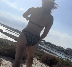Brit mother of two on the beach