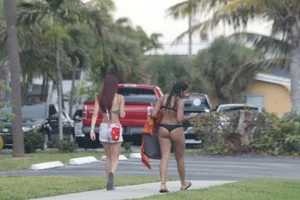 Candid Florida beach and bikini girls