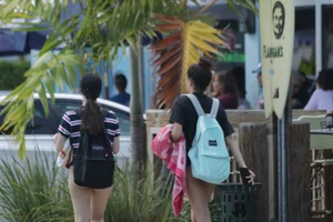 Candid Florida beach and bikini girls