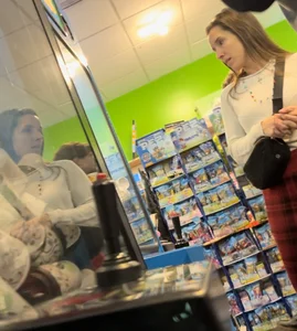 Sexy Milf in Xmas Checkered Leggings (oc)