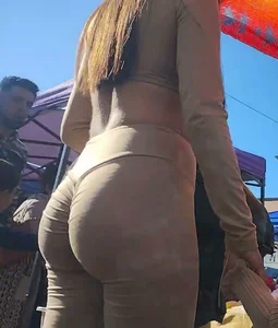 Beautiful college girl’s butt in tight leggings. Face capture (OC)