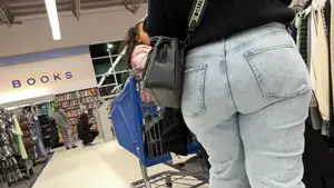 (OC) Big booty milf showing her fat ass in jeans