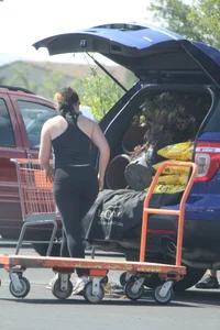 Hoe Depot girl with big booty loading her SUV in leggings with vpl