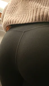 Fat ass bubble in black leggings. GIF.
