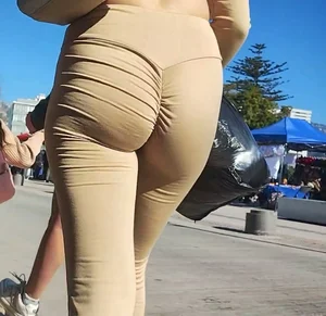 Beautiful college girl’s butt in tight leggings. Face capture (OC)
