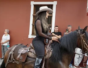 Latina cowgirls gitty up! Non OC
