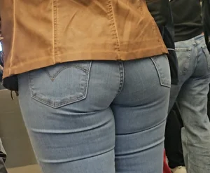 Tight Juicy Butt in blue levis jeans