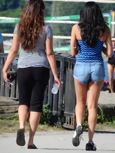 Brunette shorts w/ nice ass [022]