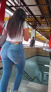 Latina  con un culo enorme