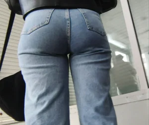 Girl with a round ass🍑
