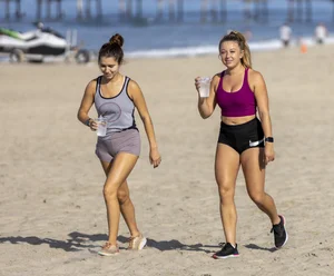 Hot candid summer girls in shorts, leggings and crop tops