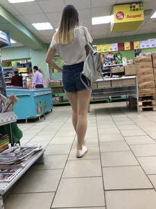 Hot Muscular Legs in Shorts Supermarket Candid Gallery